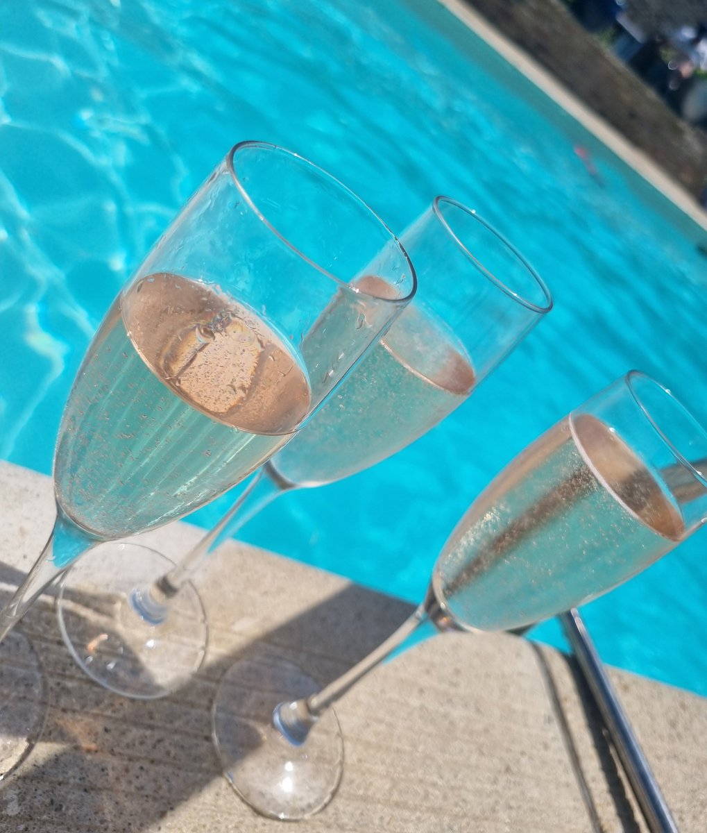 GilhamGremo's tweet photo. Sunday Funday with favs
🥂☀️🫶
#KidsBeingKids #5MinsOfPeace #EnjoyingTheWeekend #Fizz #Fun #LifeguardDuties https://t.co/CIidQx1KMP