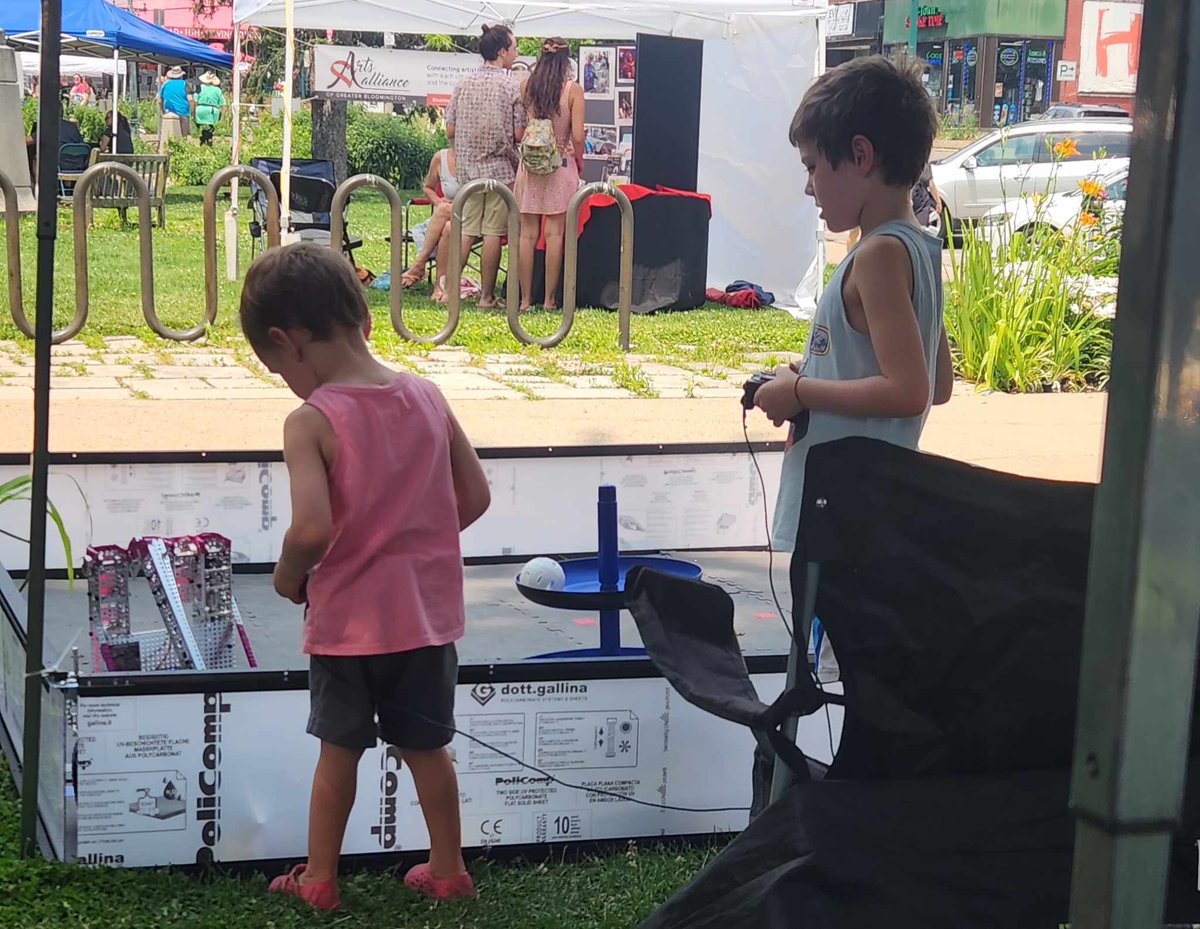 #fum time demoing at the Art Fair on the Square in Bloomington!
#morethanrobots #4HGrowsHere #firstinshow