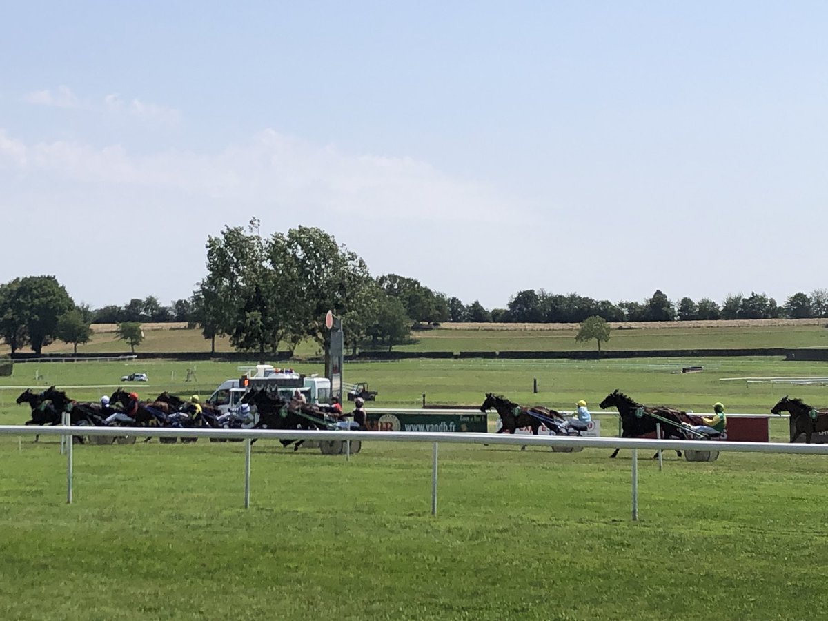 vsaulnier53200's tweet photo. Innovation à l’hippodrome de la Touche pour courses de Craon @Hippodrome53400 ce dimanche avec concours de #Percherons avec syndicat départemental et initiative de découverte 1course/1canton pour mieux découvrir la vitalité de la filière hippique Mayennaise https://t.co/GFyQ8rLRNZ
