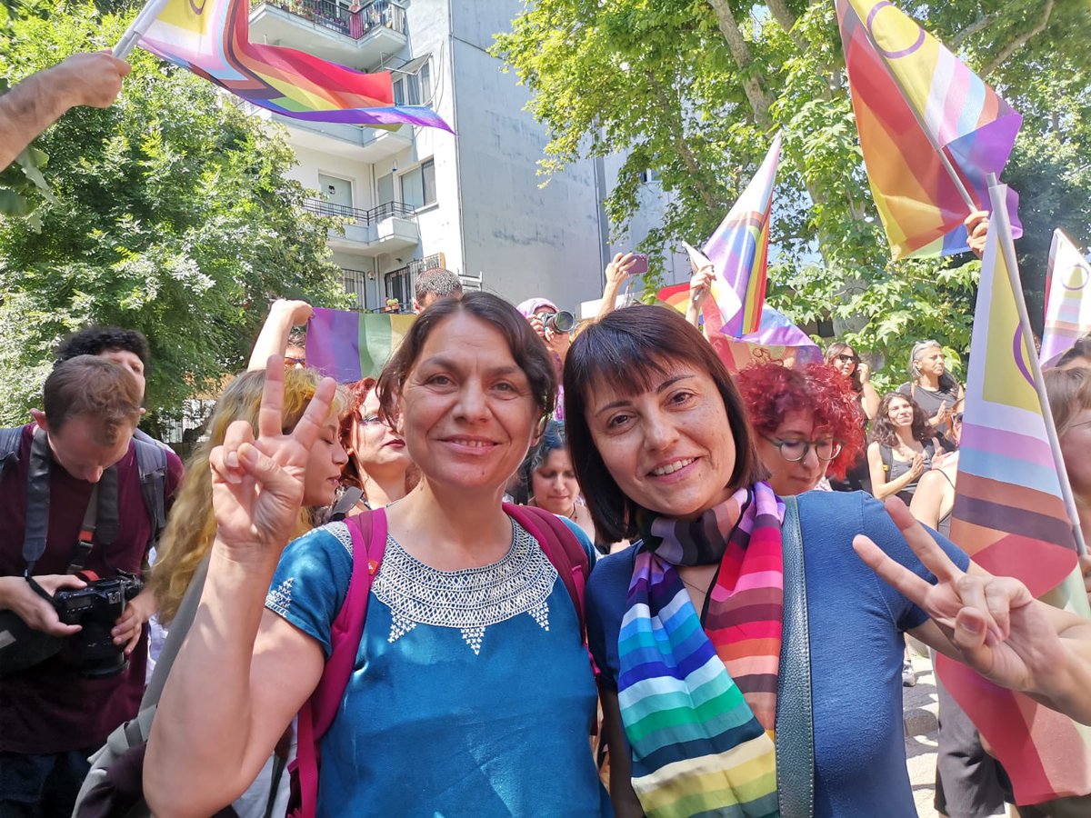 Vekillerimiz <a href="/ozgulsakii/">Özgül Saki</a> ve <a href="/KezbanKonukcu/">Kezban Konukçu</a> da İstanbul’daki Onur Yürüyüşü’ndeydi. Yaşasın dayanışmamız!