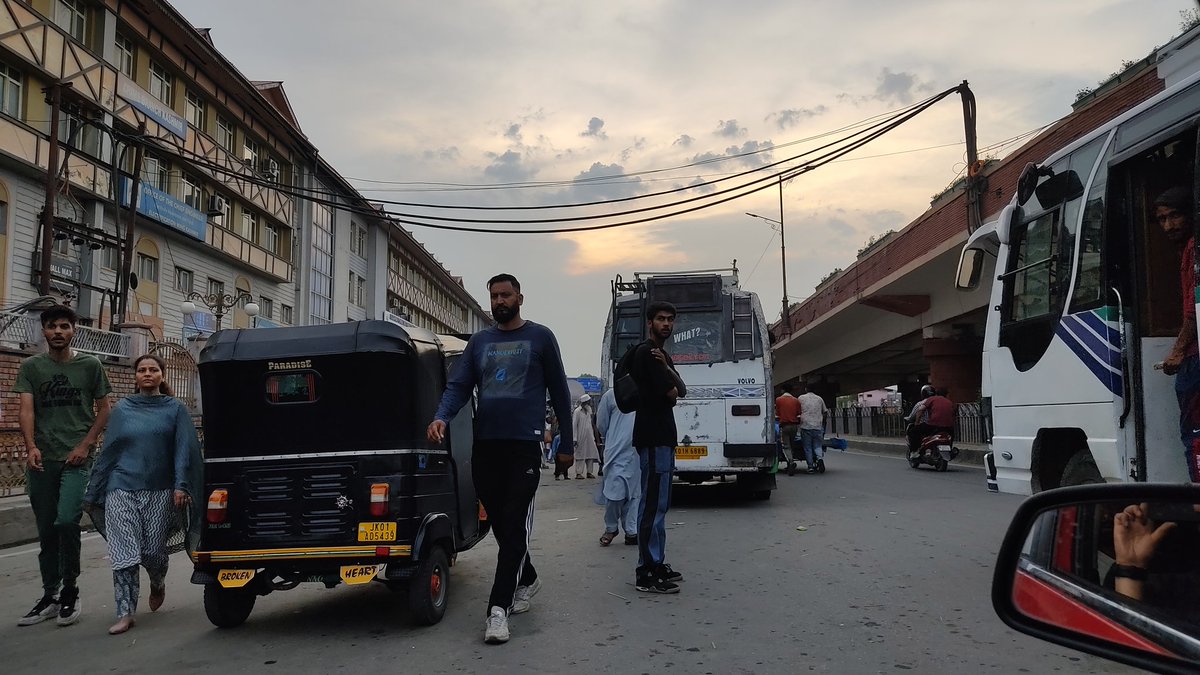 nasiralikhaan's tweet image. #MyCity #MyPride 
Who is at fault? 
#wrongparking #publictransport #knowyourright #smartcity #srinagar @SSPTFCSGR @OfficeOfLGJandK @RTOKashmir @srinagaradmin @ddnewsSrinagar @sclsrinagar @DDNewslive @krsftrust @MORTHRoadSafety