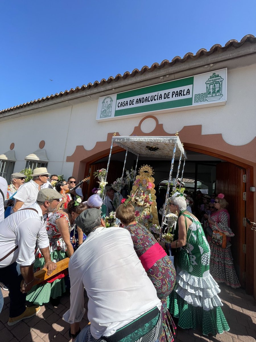 PSOEdeParla's tweet photo. 💚🤍💚 𝐗𝐗𝐈𝐗 𝐑𝐨𝐦𝐞𝐫𝐢́𝐚 𝐝𝐞𝐥 𝐑𝐨𝐜𝐢́𝐨 𝐝𝐞 𝐏𝐚𝐫𝐥𝐚.

Un año más, con el alcalde, @Ramonjurado, y nuestros concejales/as hemos disfrutado de la Romería del Rocío de #Parla organizada por la Casa de Andalucía.

¡Feliz Rocío a todos/as! HILO🧵📸👇🏻

#DefiendeParla🌹 https://t.co/2Z2t1O74Y1