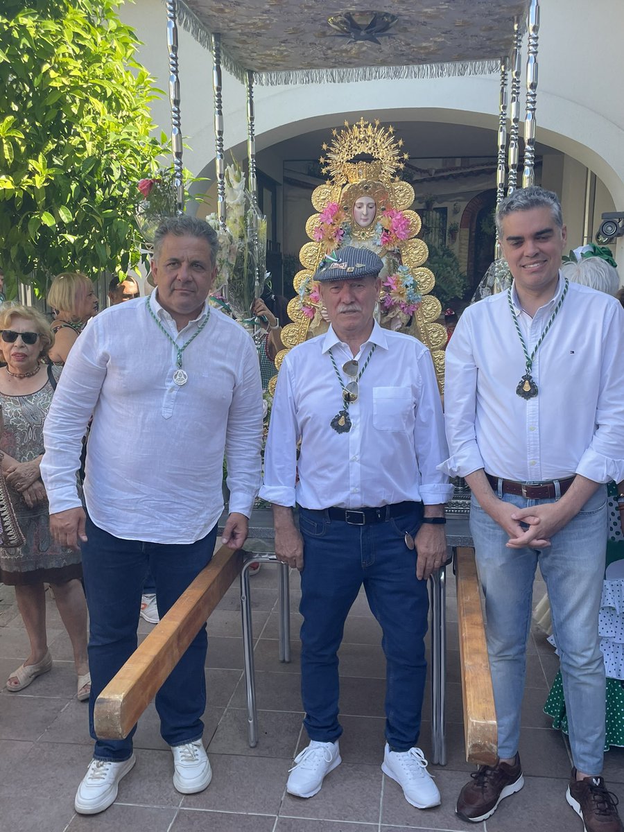 PSOEdeParla's tweet photo. 💚🤍💚 𝐗𝐗𝐈𝐗 𝐑𝐨𝐦𝐞𝐫𝐢́𝐚 𝐝𝐞𝐥 𝐑𝐨𝐜𝐢́𝐨 𝐝𝐞 𝐏𝐚𝐫𝐥𝐚.

Un año más, con el alcalde, @Ramonjurado, y nuestros concejales/as hemos disfrutado de la Romería del Rocío de #Parla organizada por la Casa de Andalucía.

¡Feliz Rocío a todos/as! HILO🧵📸👇🏻

#DefiendeParla🌹 https://t.co/2Z2t1O74Y1