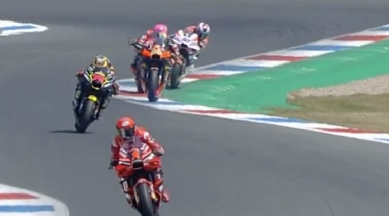 Sijen94's tweet photo. @MotoGP @BradBinder_33 How about @88jorgemartin ?? Track limit or no? @MotoGP https://t.co/ktTJiccply