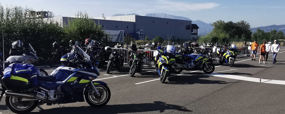 Prefet74's tweet photo. Dans le cadre du #PDASR 2023, la coordination de sécurité routière avec l'escadron départemental de sécurité routière de la #HauteSavoie ont proposé à Fillinges, 1 journée de perfectionnement"Traj'en Yaute" pour les motards ayant récemment obtenu leur permis. https://t.co/MIId9Qer4f