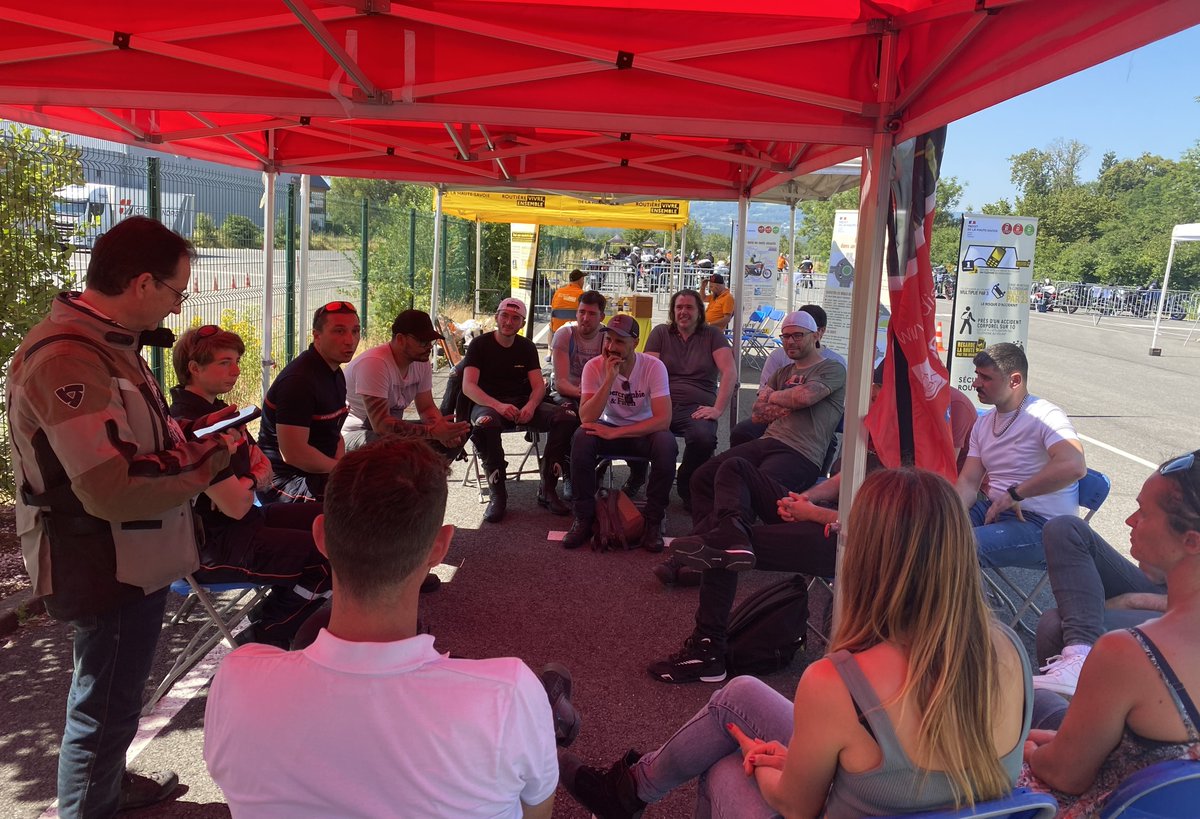 Prefet74's tweet photo. Dans le cadre du #PDASR 2023, la coordination de sécurité routière avec l'escadron départemental de sécurité routière de la #HauteSavoie ont proposé à Fillinges, 1 journée de perfectionnement"Traj'en Yaute" pour les motards ayant récemment obtenu leur permis. https://t.co/MIId9Qer4f