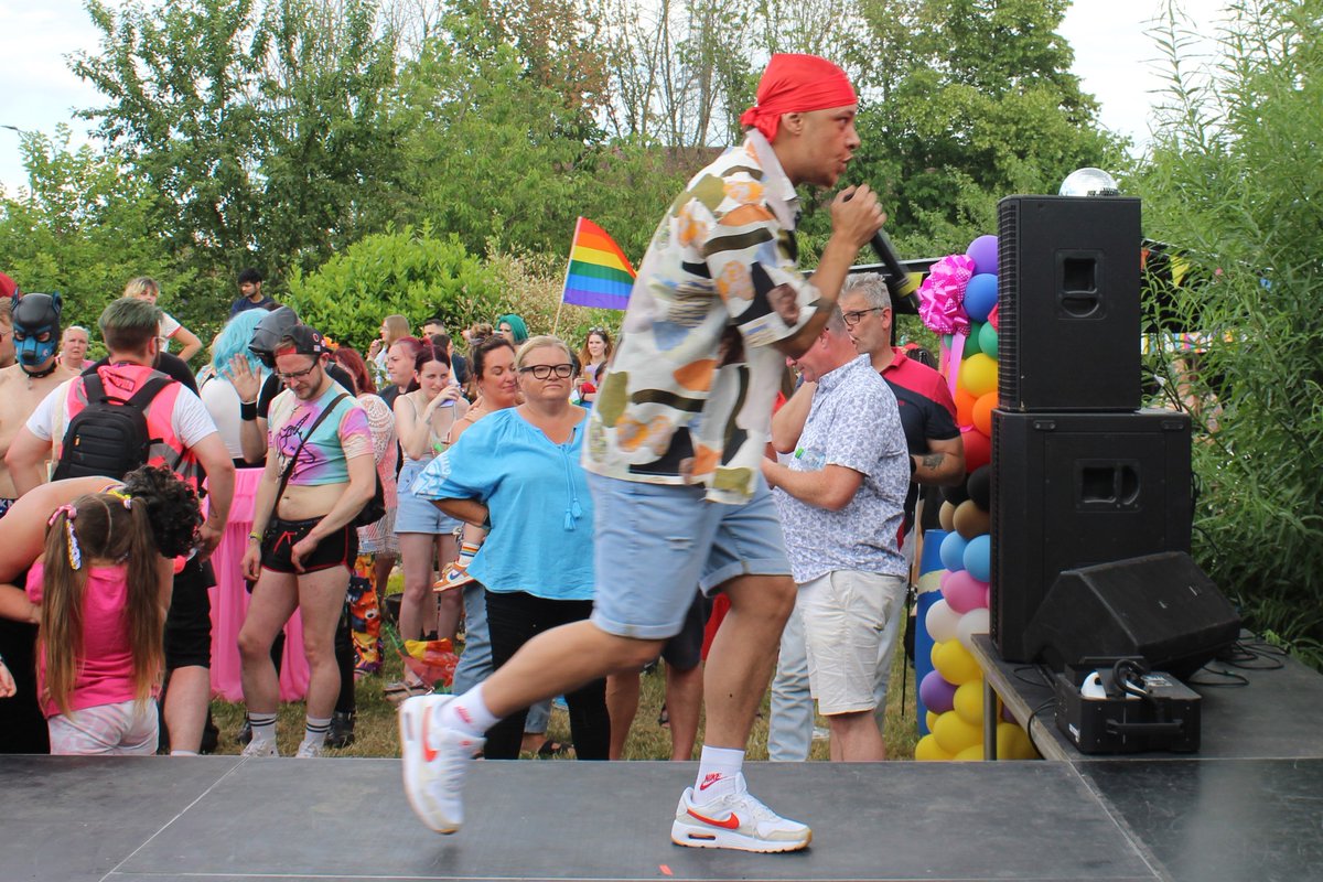 OakhamUK's tweet image. martinbrookes.blogspot.com/2023/06/nate-e…
Nate Ethan BBC 1Xtra 16 Bar Champion, performed at Peterborough Pride 2023
#peterboroughprideuk
#peterboroughpride
#Peterboroughuk
#Peterborough 
#Pride2023 
#Pride 
#lgbtqpride