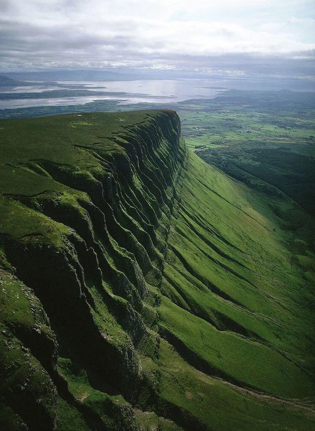 Le Ben Bulben est une montagne de 526 mètres de haut, située dans le comté de Sligo en République d'Irlande dans une région connue sous le nom de « pays de Yeats ».

La montagne de Ben Bulben fut formée pendant l’époque glaciaire et n’était à l’origine qu’une grande arête…