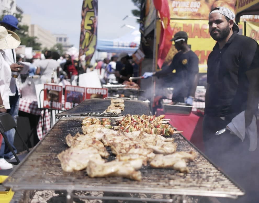 DCDistrict's tweet photo. Giant is hosting a BBQ Battle today on Pennsylvania ave from 11-7pm. There will be Pit masters, local restaurants and live music. With free tasting and cooking demos. It’s going to be a great time! #bozzuto https://t.co/OZYpF6d2KW