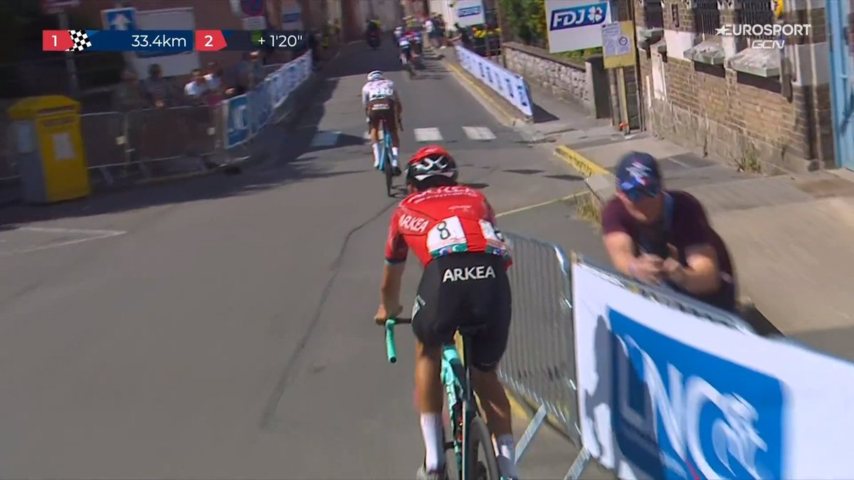 Sous l'impulsion de David Gaudu, Clément Champoussin et Benoit Cosnefroy montrent de vrais signes de faiblesse et perdent les roues. #Cassel2023