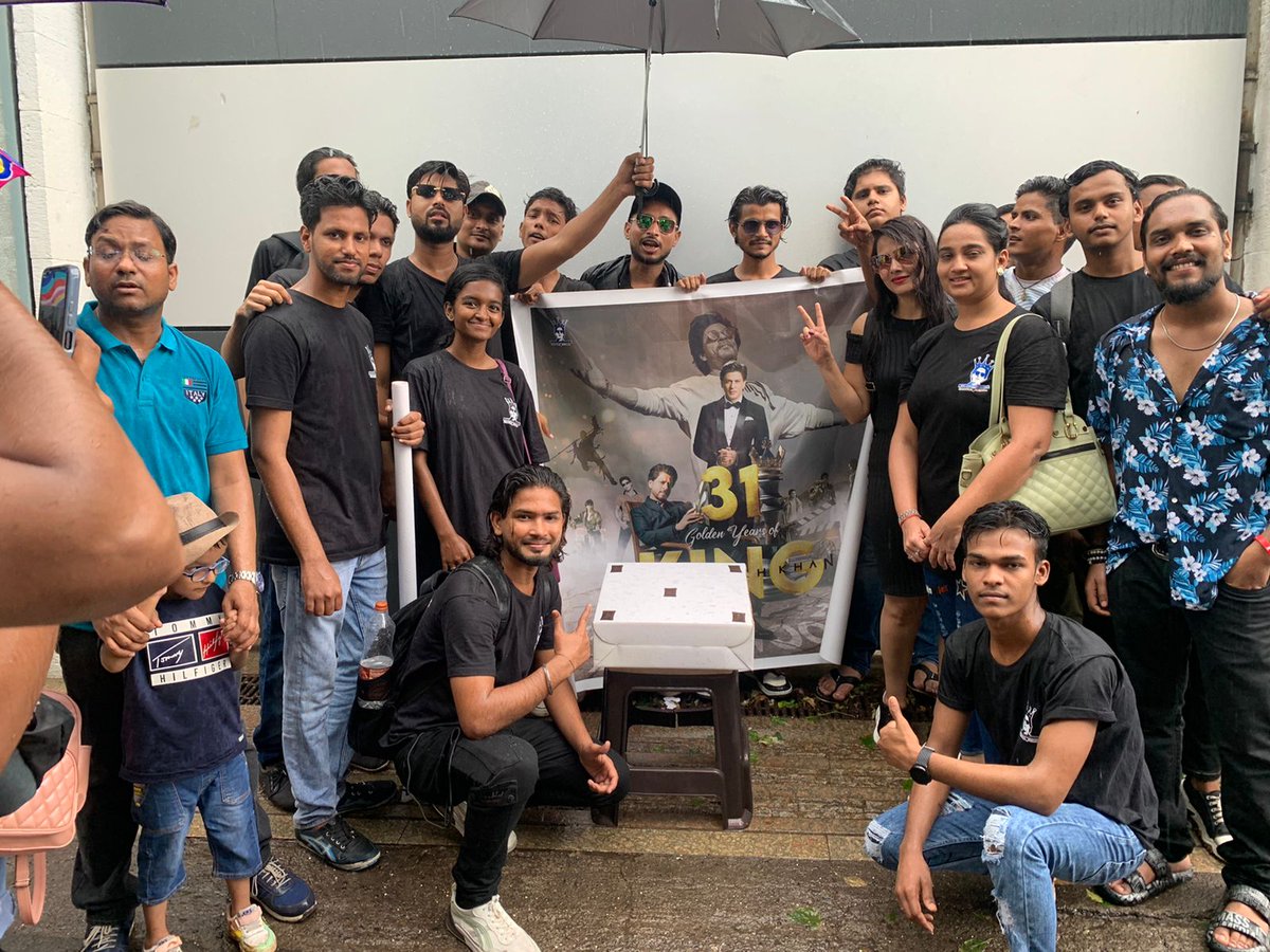 sukannya27's tweet photo. From Maratha Mandir to #Mannat, Team SRK Mumbai members showered their love on a rainy day to celebrate #31YearsOfShahRukhKhanEra in the city.
@iamsrk
#31YearsOfSRK #ShahRukhKhan
#AskSRK https://t.co/8Pz9IzRquB