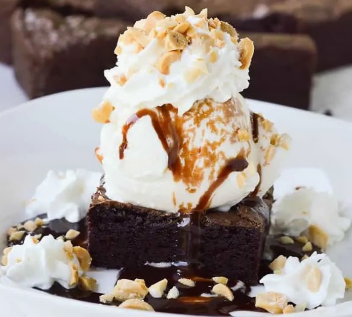 unpodiblu's tweet image. Happy Sundae!  😊🥄
#chocolate #brownie #icecream #sundae
sugardishme.com/homemade-brown…