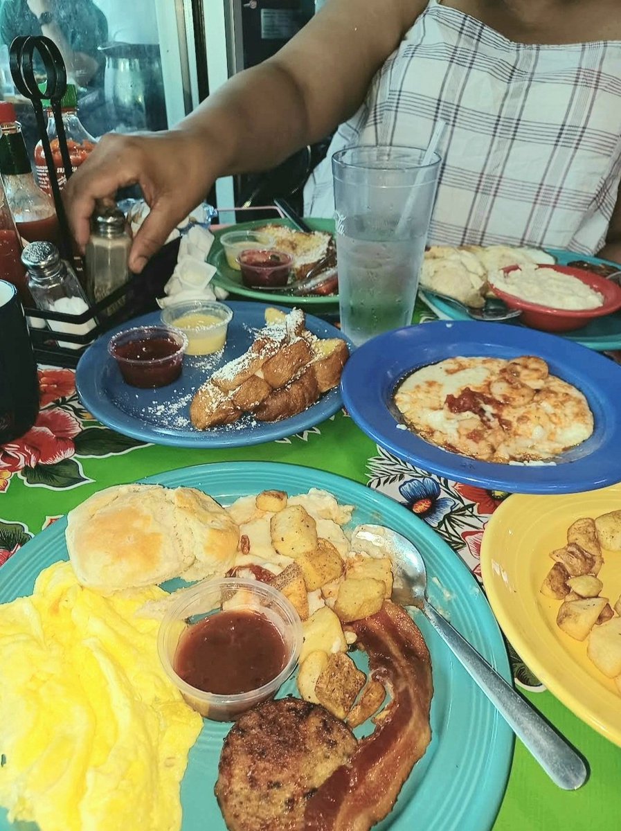 Brunching like royalty on this lazy Sunday morning! 🥰🥞✨

📸 Ann Brown

#southernbreakfast #breakfastofthechampions #wheninatlanta✈️ #sundaybrunch