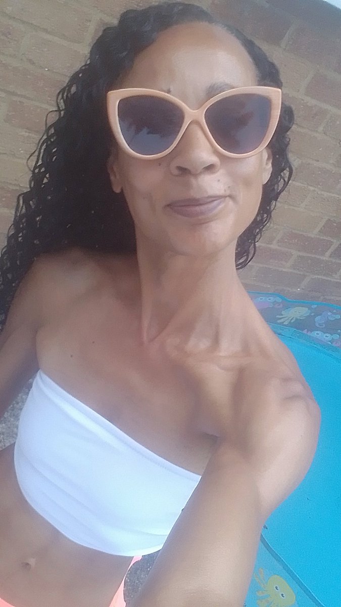 Actual footage of me by my  pool...well paddling pool for toddlers 😌😏😉🤣🤣🤣