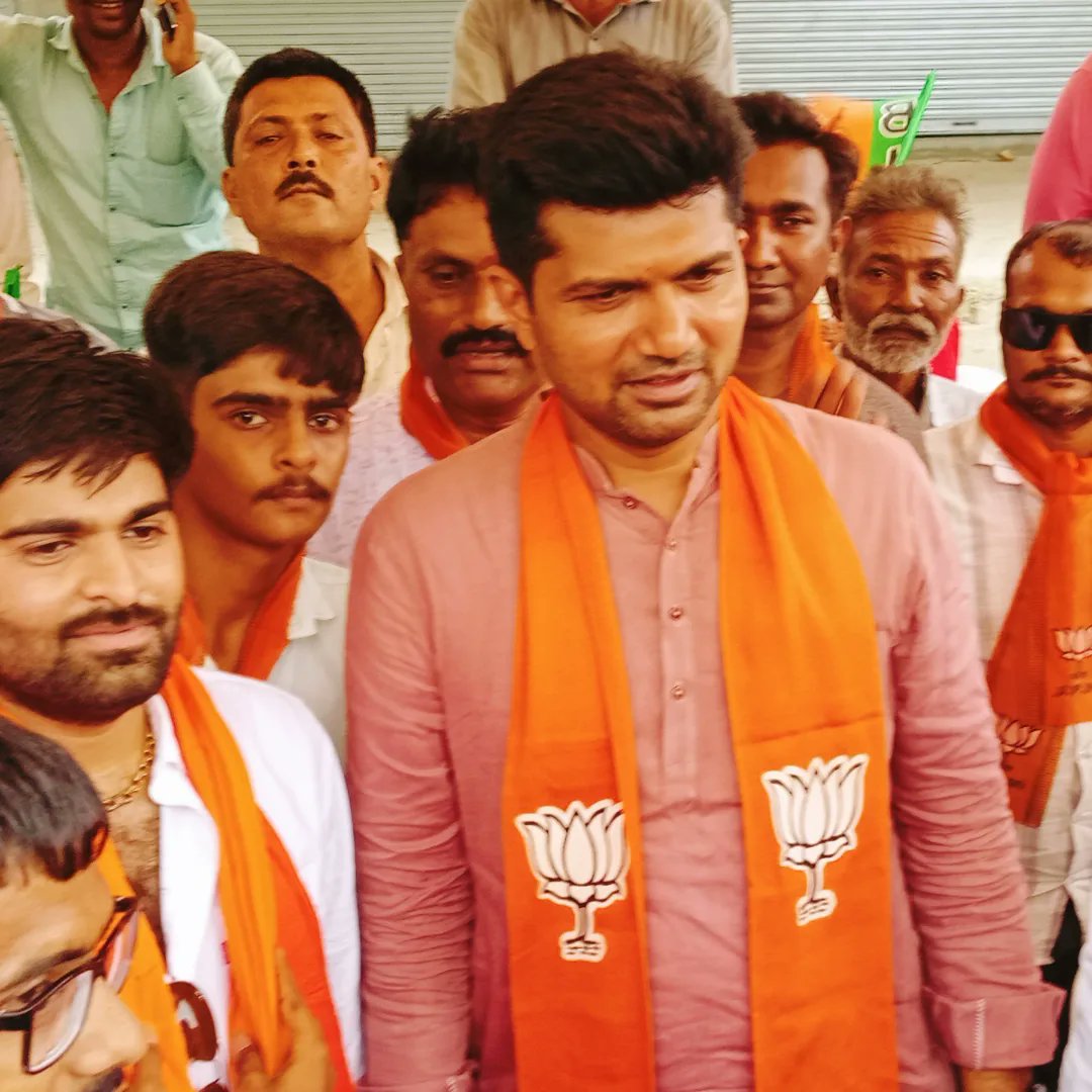 i_jaydipksd's tweet photo. તારીખ 25/06/2023 જૂનાગઢ જિલ્લા યુવા મોર્ચા આયોજિત ભવ્ય બાઈક રેલી યોજવામાં આવી આ તકે પ્રદેશ યુવા મોર્ચા પ્રમુખ શ્રી પ્રશાંત ભાઈ કોરાટ સાથે શુભેચ્છા મુલાકાત લીધી....🙏
@DrPrashantkorat @BJP4Gujarat https://t.co/aZ9yqHjOVo