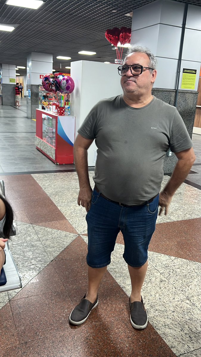 Fofo 😊 Seu Emanuel já está no aeroporto