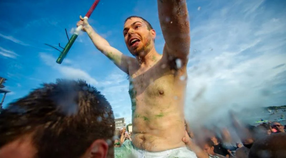 Greasy pole competition returns to St. Peter’s Fiesta in Gloucester trib.al/TRHt6Pr