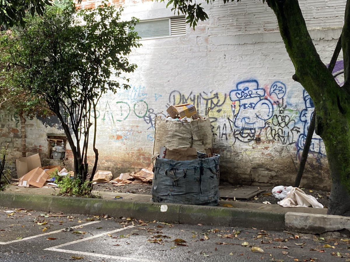 Jaranama's tweet photo. @ec0lalia @braulioEMarquez @ericasierraq @concejoenvigado @AlcaldiaEnv @educaenvigado @OOPPEnv @Areametropol @ICBFColombia @Enviaseo @SeguridadEnv @Sec_ambienteEnv Definitivo, hay que seguir buscando estrategias para el manejo del reciclaje informal. Así amanece hoy la cuadra @braulioEMarquez https://t.co/oTT666MeAf
