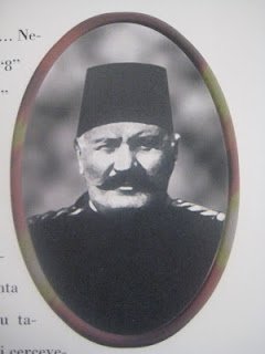 Candarlioglu's tweet photo. .
İngiliz yanlısı olup, bir İngiliz kadınla evlenen ve İngilizlerin İkinci Abdülhamid Han’a itimat etmedikleri için ona darbe yapmaya kalkışan Ali Suavi'nın başına sopa ile vurup eşşek cennetine postalayan Yedi Sekiz Hasan Paşa.

Ruhuna el-Fatiha.

.
#Öğretmene34bintl
Uğur Dündar https://t.co/ScNQnDviSt