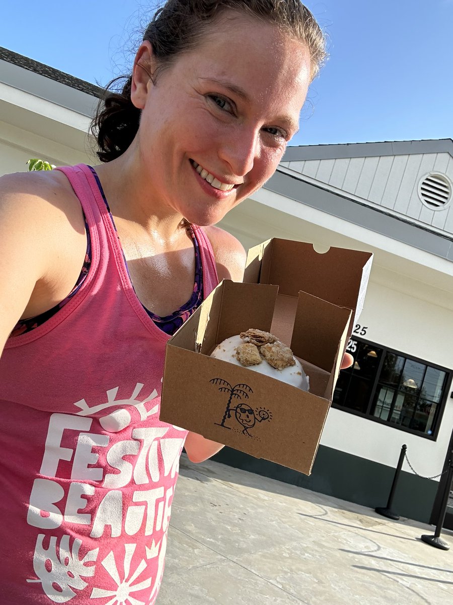 Not all my runs end in donuts, but today’s does! 3 miles at Run Club at @TheSaltyDonut + Guava & Cheese donut = Sunday morning success!! 
😊🏃‍♀️🍩😋