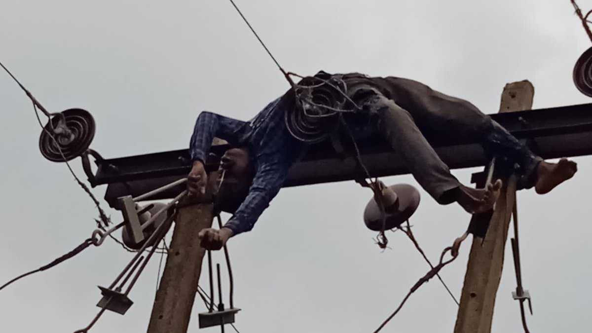 ठेका कर्मचारी क्या अमृत पीकर आये है क्या जो उन्हे HT line खंभे मे चढ़ाया जाता है!  40-50हजार की तनखा लेने वाले lineman को क्यो नही चढ़ाते! 8-9 हजार बस तनखा उसमे भी बीमा नही! और ना ही सुरक्षा उपकरण! <a href="/bhupeshbaghel/">Bhupesh Baghel</a> <a href="/CspdclOfficial/">CSPDCL</a>