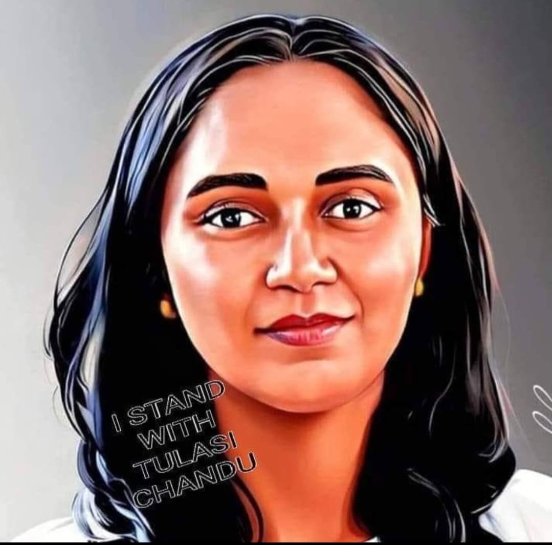 RamPerumandla's tweet photo. I stand with @thulasichandu1 
మాట్లాడే మనుషులు లేని చోట ...
వాస్తవాలను ప్రతిధ్వనించే 
ప్రశ్నల మనుగడను ఉండనీయరు...
అయినాసరే మూగబోయిన ఎన్నో గుండెలు
నినదించే గొంతుకల తరుపున నిలబడుతాయి...
బెదిరించడమే మీ పని అయితే 
అన్యాయాలను ప్రతిఘటించే 
ప్రజాచైతన్యమే  మా నినాదం... https://t.co/J3rFs2yS2P