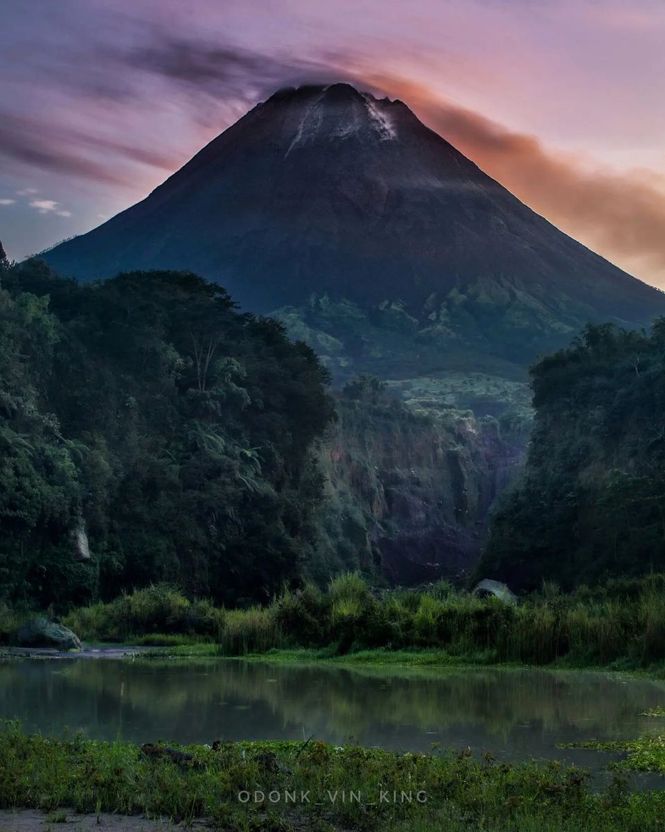 View Merapi via Srumbung" -Jangan jadikan sesuatu yang tampak mudah namun kaw buat susah- 
📸: Odonk Vin king