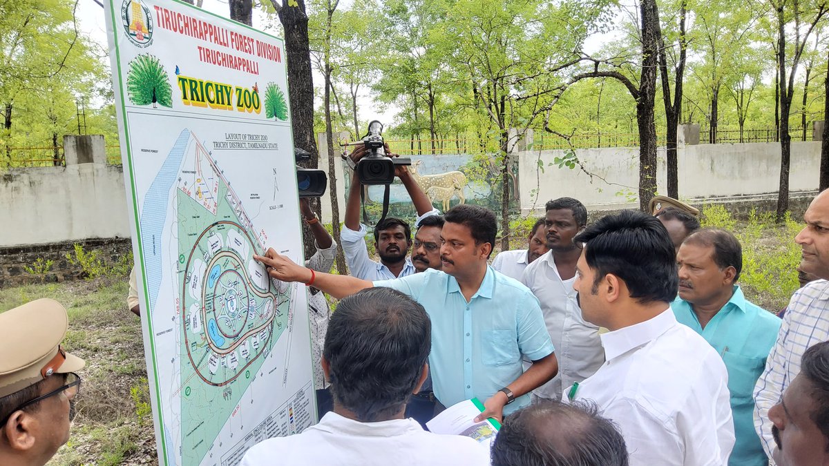 MMathiventhan's tweet photo. #TrichyZoo திருச்சி வனக் கோட்டத்தில் உள்ள திருச்சி வன உயிரியல் பூங்கா சிறிய அளவில் இருந்து, நடுத்தர அளவு கொண்டதாக, அடுத்த நிலைக்கு தரம் உயர்த்தப்பட உள்ளது. அது தொடர்பாக விரிவாக ஆலோசிக்க வனத்துறை அதிகாரிகளுடன் இன்று திருச்சிக்கு நேரில் சென்று, பூங்கா அமைந்துள்ள இடத்தை பார்வையிட்டு ஆய்வு மேற்கொண்டேன். உடன் துறையின் தலைவர் திரு. சுப்ரத் மகபத்ரா IFS., திரு. ஶ்ரீநிவாஸ் ரெட்டி IFS., உள்ளிட்ட மண்டல, மாவட்ட வனச் சரக அலுவலர்கள் மற்றும் ஒன்றிய கழக செயலாளர் திரு. ஶ்ரீநிவாஸ குமார், ஹேமலதா உள்ளிட்ட நிர்வாகிகள் கலந்து கொண்டனர். நன்றி 🙏