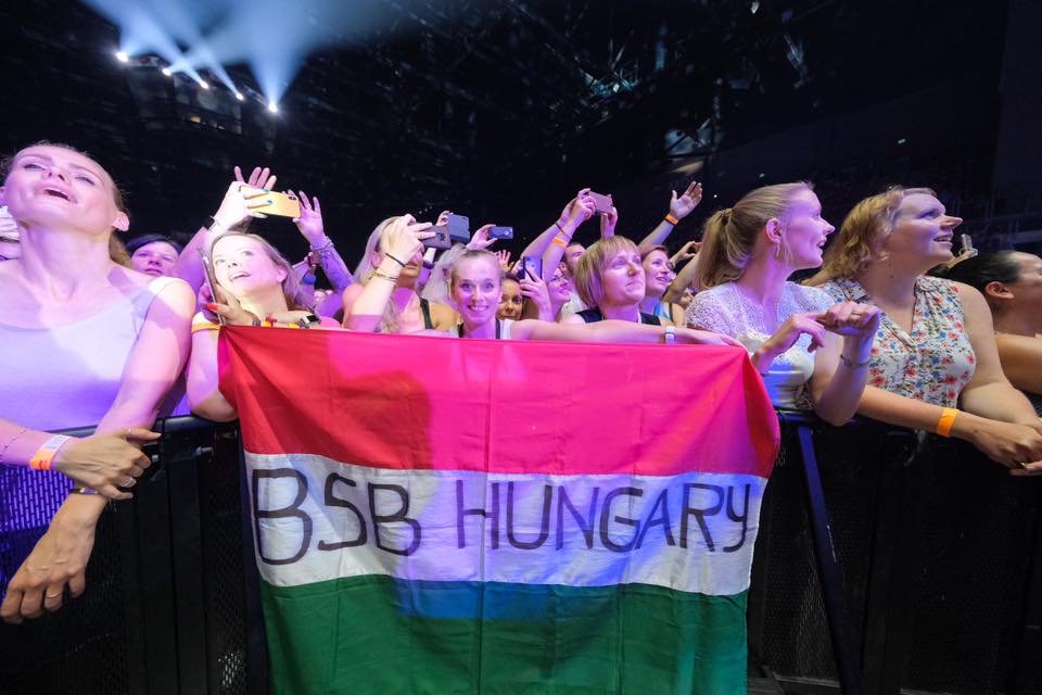 jkmns's tweet photo. Memories from 4 years ago in Budapest! 🤩♥️ 🎉
Thank you @backstreetboys @nickcarter @aj_mclean @brian_littrell @howied @kevinrichardson
Miss you so much! ♥️ 
Still a special thank you @Dr_Dude for taking a photo of me with the flag. 🇭🇺 
#dnaworldtour #KTBSPA https://t.co/SRewoJyfUg