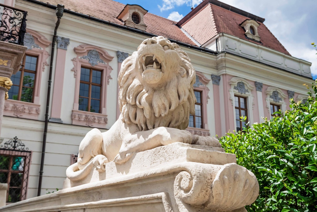 DSpriggsDirect's tweet photo. Budapest offers plenty for the #worldtraveler, even outside the #scenic city limits.  https://t.co/td6iqMa8l8 https://t.co/HfSBtaeeKj
