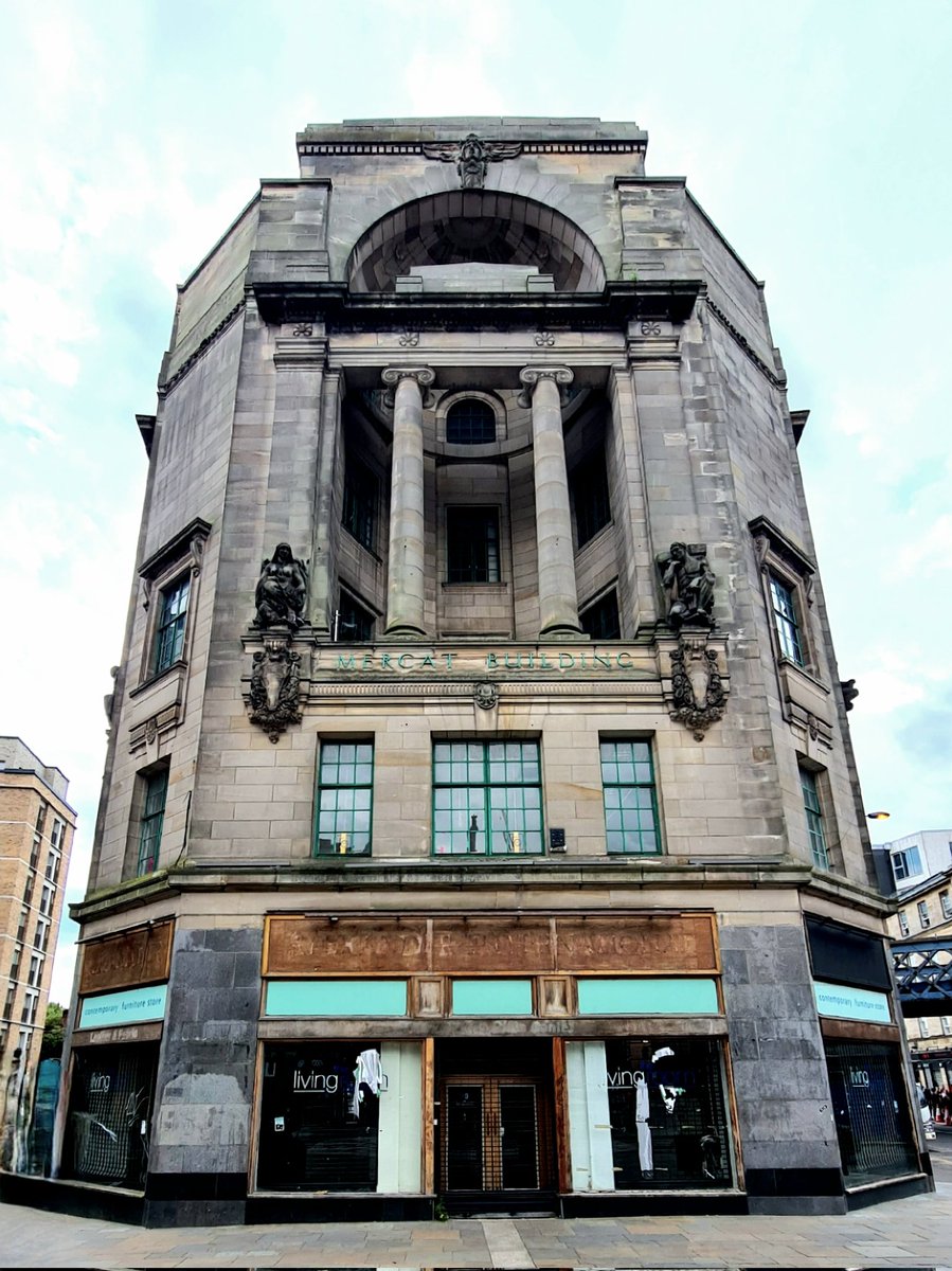 The impressive edifice of the Mercat Building on the gushet between London Road and Gallowgate in Glasgow. Designed by A Graham Henderson, with sculptures by Proudfoot and Dawson, and built at the end of the 1920s.

#glasgow #glasgowbuildings #architecture #glasgowarchitecture