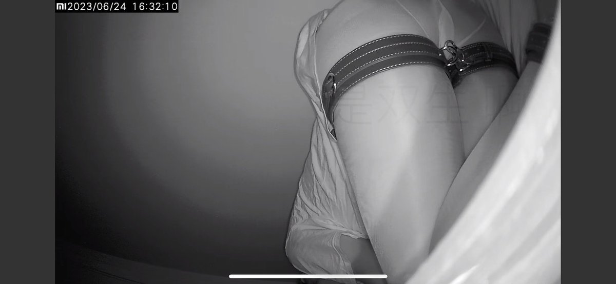 监控👀

新闻：女孩子和npy吵架半夜赌气离家差点被卖。
想起来以前半夜负气跑出去，不过是情绪上头拿自己的安全不负责地绑架对方服软： “现在知道担心我很重要了吧？”

⛓️  ⛓️  ⛓️  ⛓️  ⛓️  ⛓️  ⛓️

所以对于这样还是关进隔音隔光防撞的软禁闭室里冷静冷静比较好

#禁闭 #红丸 #女奴 #女德 #腿环 #脚铐 https://t.co/7jM55siSan