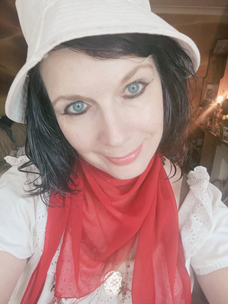 lorraine_warde's tweet photo. #Radiantfilter #Selfie wearing my #white #buckethat & my #shiny #starofdavidnecklace which was a #gift from my #exboyfriend from #1982 Darling Boy Dave !
I was #published in the #eenews when I did a #promotionaljob our #ourpricevideos in #Norwich as a #Scarletoharalookalike #80s https://t.co/WDlHZG16nq