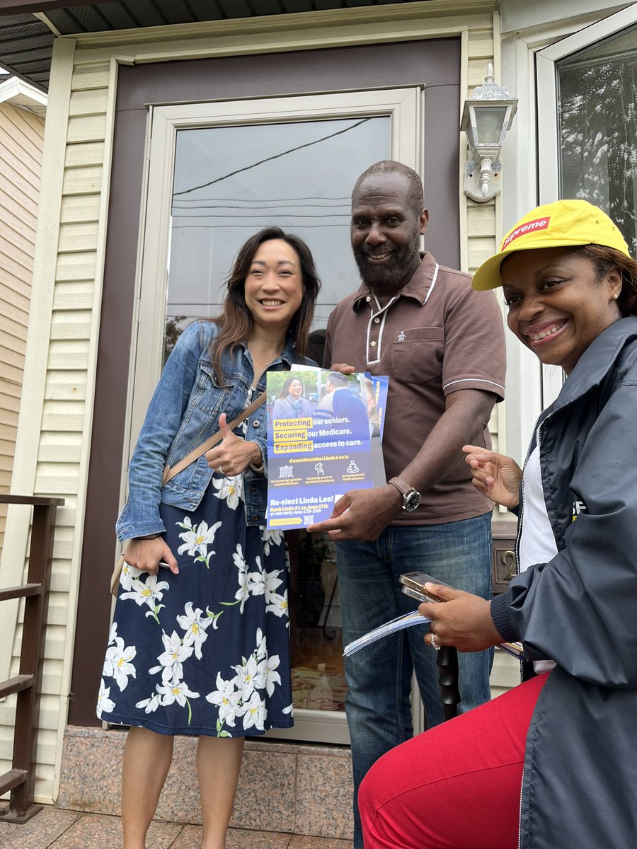 LindaLeeforNYC's tweet photo. Thank you #TeamDinowitz & @Powers4Queens for coming to District 23 yesterday! #TeamLinda https://t.co/GLlO64qMlf
