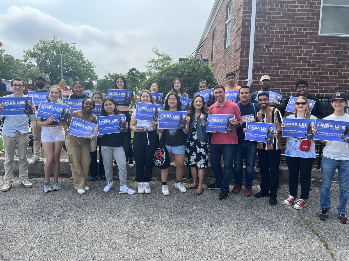 LindaLeeforNYC's tweet photo. Thank you #TeamDinowitz & @Powers4Queens for coming to District 23 yesterday! #TeamLinda https://t.co/GLlO64qMlf