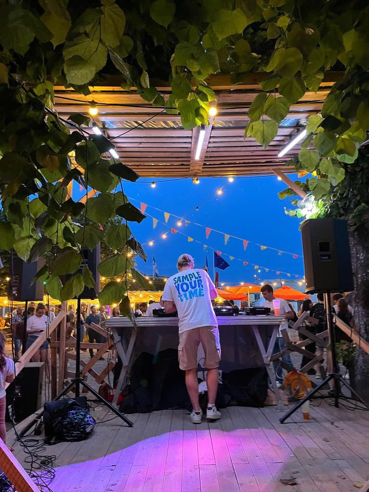 Ryse_clothes's tweet photo. Retour sur l’avant-première de notre nouvelle collection lors de la fête de la musique à Granville:
- un spot incroyable qui correspond totalement à l’identité de la collection 
- Une ambiance de fou
- La collection a énormément plu
- Une vingtaine de ventes 
Merci ! https://t.co/UgNmuk6Boq