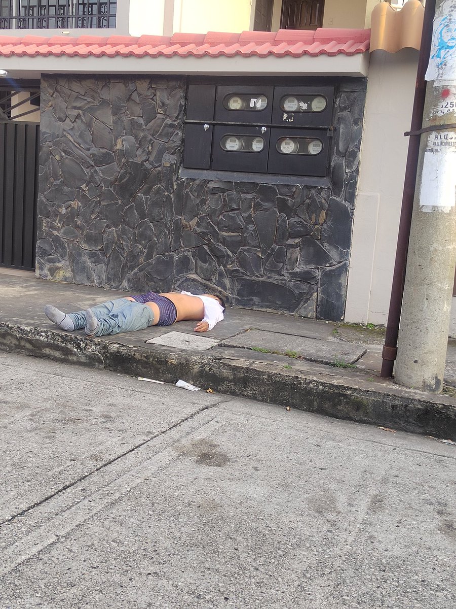 EmergenciasEc's tweet photo. Por si alguien lo reconoce, se llama José whashington cano, vive en B. Popular bloque 3, tiene un brazalete de una discoteca "living"
Al parecer unas cariñosas lo han dejado abandonado, esta desorientado, se encuentra en la Cdla bolivariana a la altura del colegio pasionista https://t.co/gWy5c98ESZ