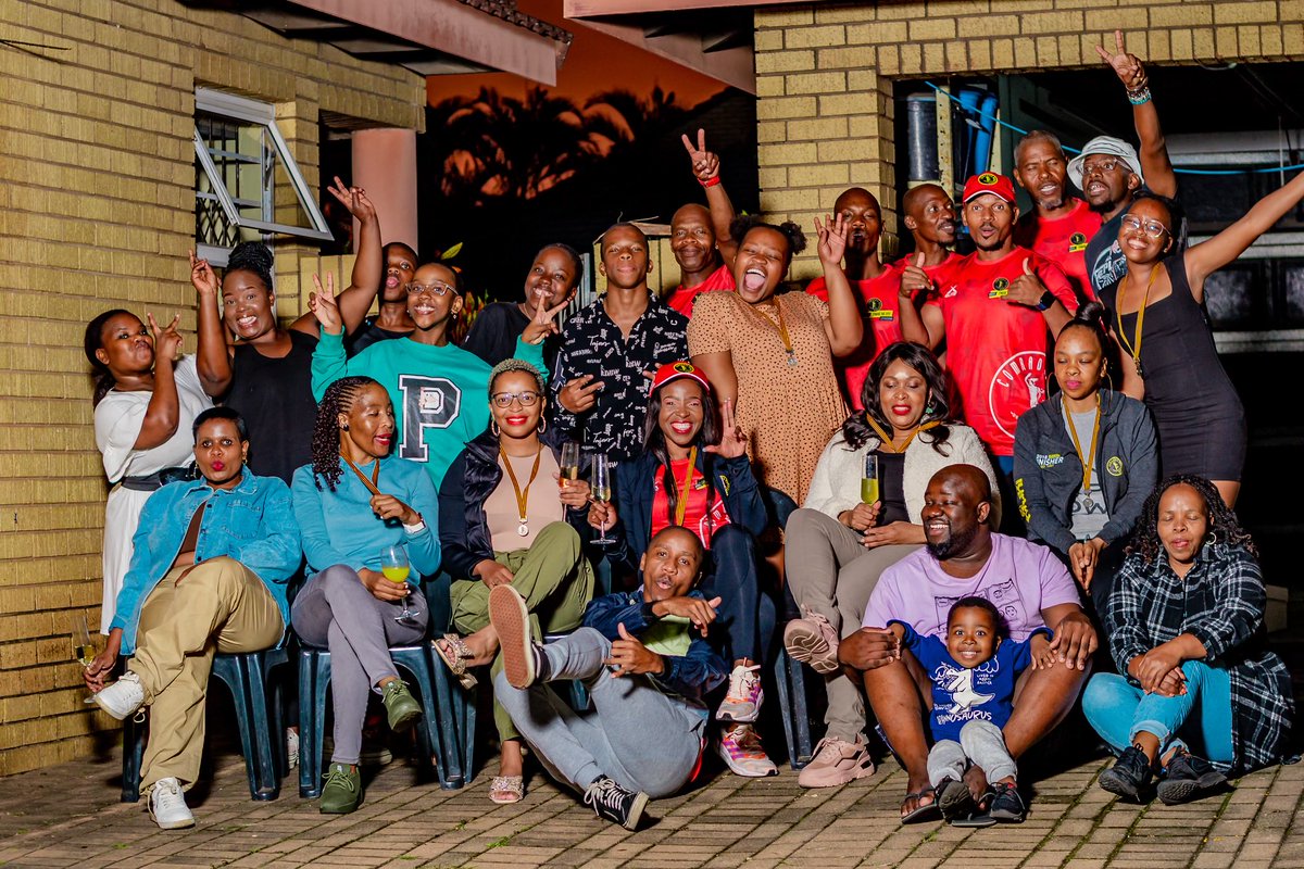 mawelly05's tweet photo. #GreenNumberCelebration #GreenNumberClub #GreenNumber #ComradesMarathon #BillRowan #ComradesMedalTour #Family #Runners #Friends #IgejaPhansi https://t.co/oPGcYWmSVP