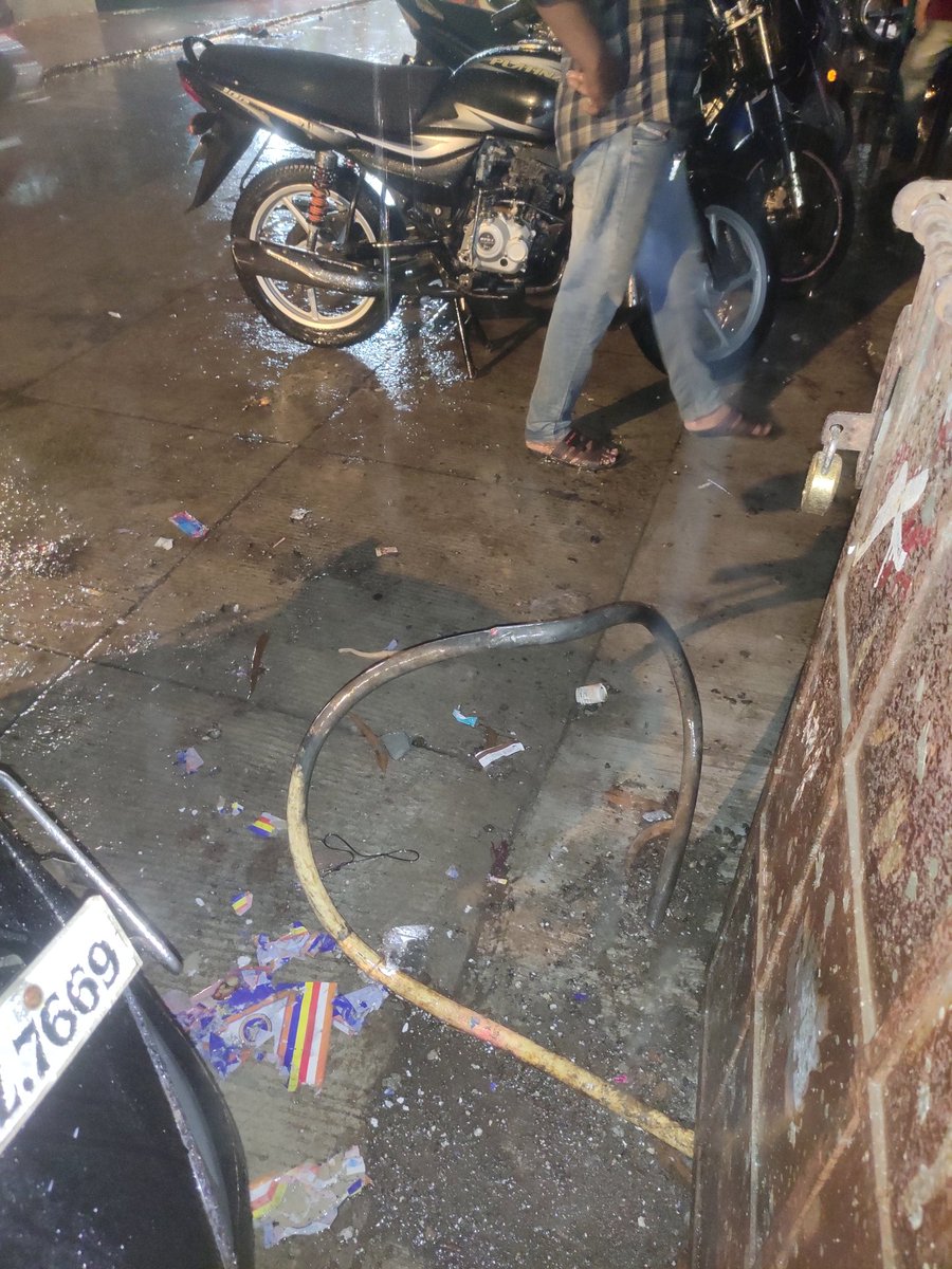 anandrchaudhary's tweet photo. i think u have no value for human life.@Adani_Elec_Mum @gautam_adani
thats why u are not coming to repair wire. wire become black due to sparking. @CMOMaharashtra @CPMumbaiPolice https://t.co/Lc6cPHBudD