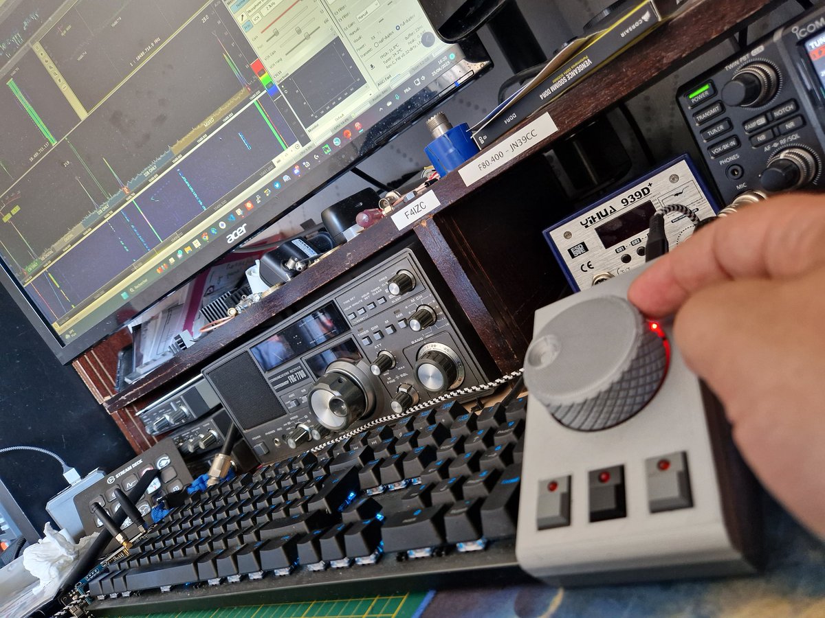 F4IZC's tweet image. The amazing External VFO Knob by @f1ulq just landed on my desk. Already setup with #sdrconsole for an enhanced #qo100 session. Love the optical knob fell like my icom trx. Good job JL ! #fan #customer001 #hamradio