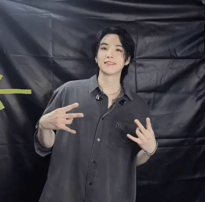 no kissy face :( but he's wearing the sapphic d-day shirt so it's a win