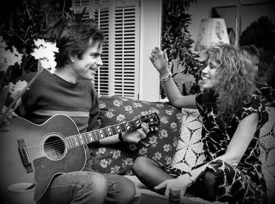 Happy birthday to legendary singer song writer Carly Simon, seen here getting serenaded by Bob weir 