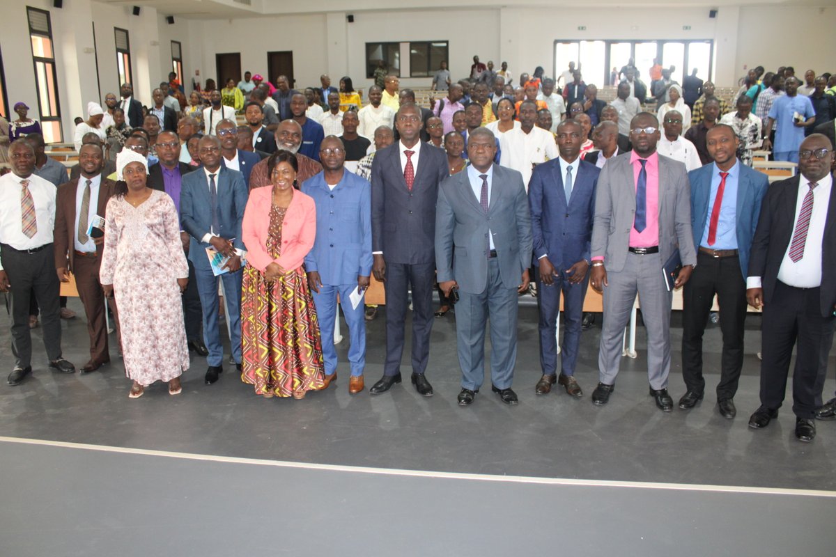 SanUniversite's tweet photo. Le Professeur Méké MÉITÉ, Président de l'USP,  a convié tous ses personnels, ce vendredi 23 juin 2023, à l’amphi 500 places, à un atelier de formation.
Le thème de cet atelier était « Gestion Administrative et Rédaction Administrative », animé par Monsieur YAO Kan Claude Koffi. https://t.co/4yFy5eD8D7