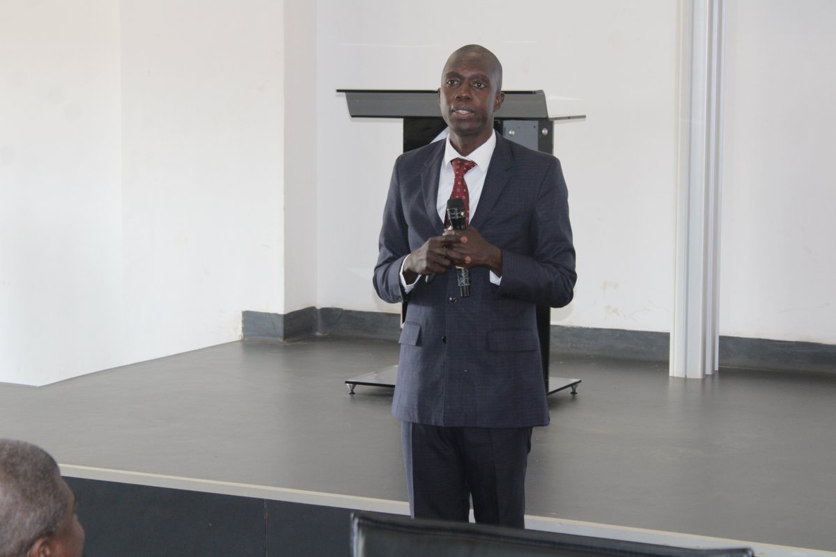 SanUniversite's tweet photo. Le Professeur Méké MÉITÉ, Président de l'USP,  a convié tous ses personnels, ce vendredi 23 juin 2023, à l’amphi 500 places, à un atelier de formation.
Le thème de cet atelier était « Gestion Administrative et Rédaction Administrative », animé par Monsieur YAO Kan Claude Koffi. https://t.co/4yFy5eD8D7