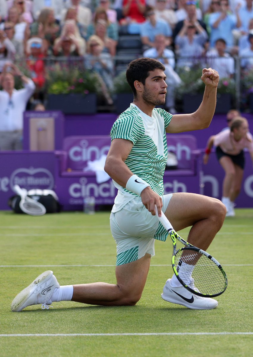 Kneel for the new World No.1 🙌🏼 ➡️ Carlos Alcaraz clinches his first grass tournament in Queens 🏆 #BabolatFamily #WeLiveForThis