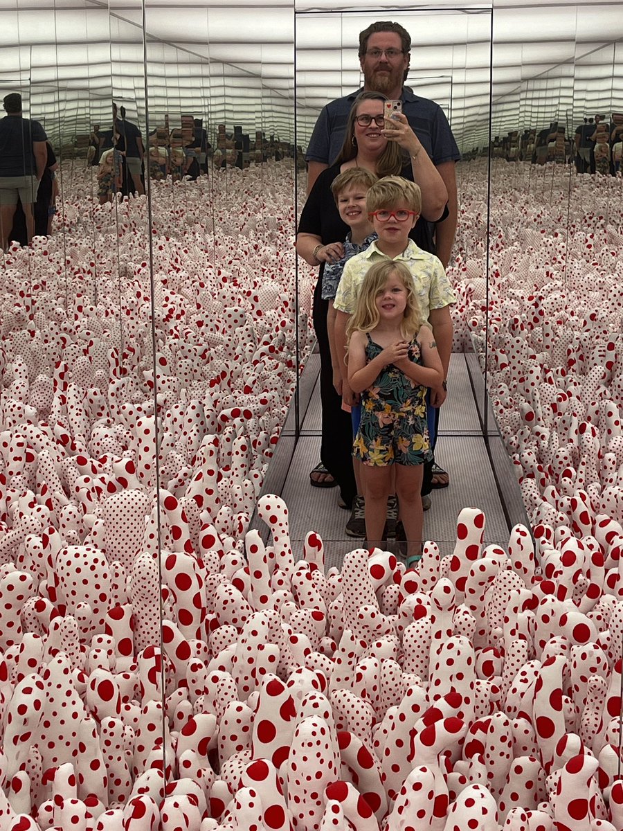 jhodgso1's tweet photo. Checking out #onewitheternity #kusama before it leaves the @hirshhorn. It never stops being magical. ✨ #hirshhorn https://t.co/HqUpcOFsnm