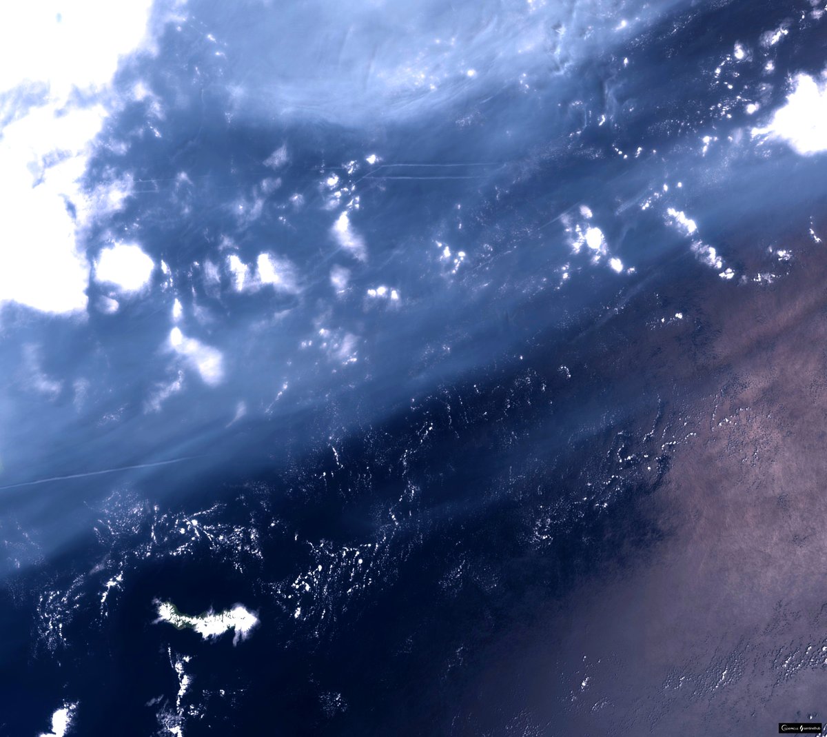 The edge of large smoke plume over the Atlantic Ocean.

Image taken today by @CopernicusEU #Sentinel3 satellite.

Data processed in @sentinel_hub 

#wildfires #smoke