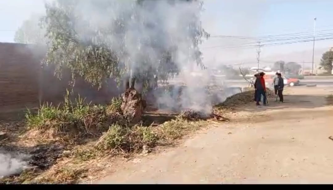 LosTiemposBol's tweet photo. [IMÁGENES]
#LTahora #Cochabamba
Contaminación del aire en el kilómetros 71/2 de la avenida Villazón, pobladores de la zona señalan que hacen limpieza comunal y tienen varios focos de calor. SAR-Bolivia denuncia que las fogatas están prohibidas por la emergencia ambiental. https://t.co/FwuqfeJYg5