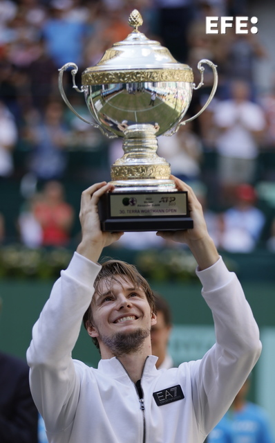 EFEdeportes's tweet photo. #EFEfotos | 🏆 Bublik da la sorpresa en Halle y le arrebata el título a Rublev. @ATPHalle | #TWO23 https://t.co/IMUNb0sWbR