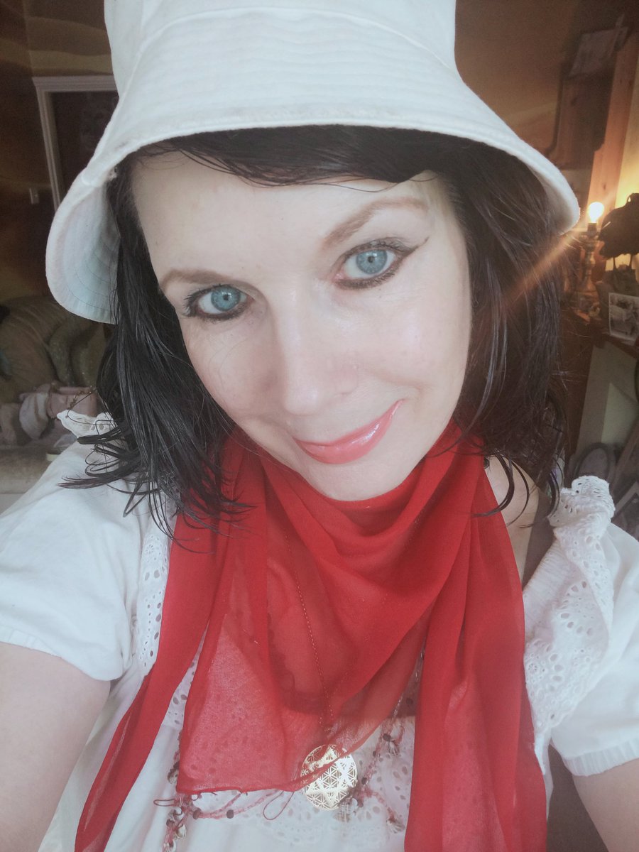 lorraine_warde's tweet photo. The #Bovverbootsagency booked me as a #rocker on #Eastenders in about #1986/7 & I went out & #bought a #leatherjacket from #Petticoatlane #london + I bought a #pvctop & #skintight #pvctrousers & #Dirtyden gave me a real #glassifcider & he was such a #funnyguy - #jokey #windups ! https://t.co/O7xcj2yadP